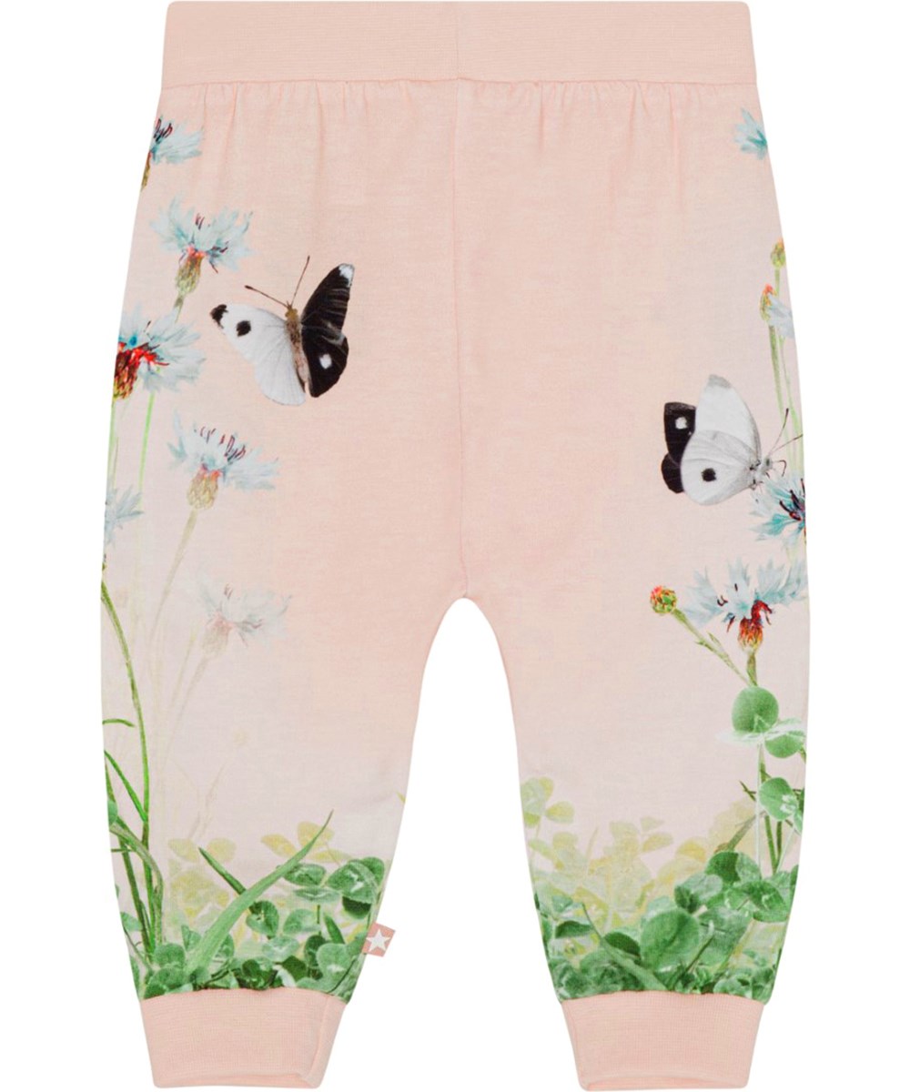 Susanne - Kitten Pants - Lyserøde jersey bukser til de mindste i økologisk bomuld med et print af en kløvermark med sorte og hvide sommerfugle omkring