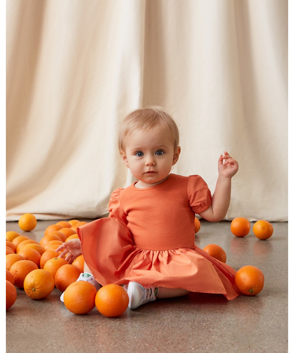 Caitlin - Peach - Økologisk orange babykjole med poplinskørt