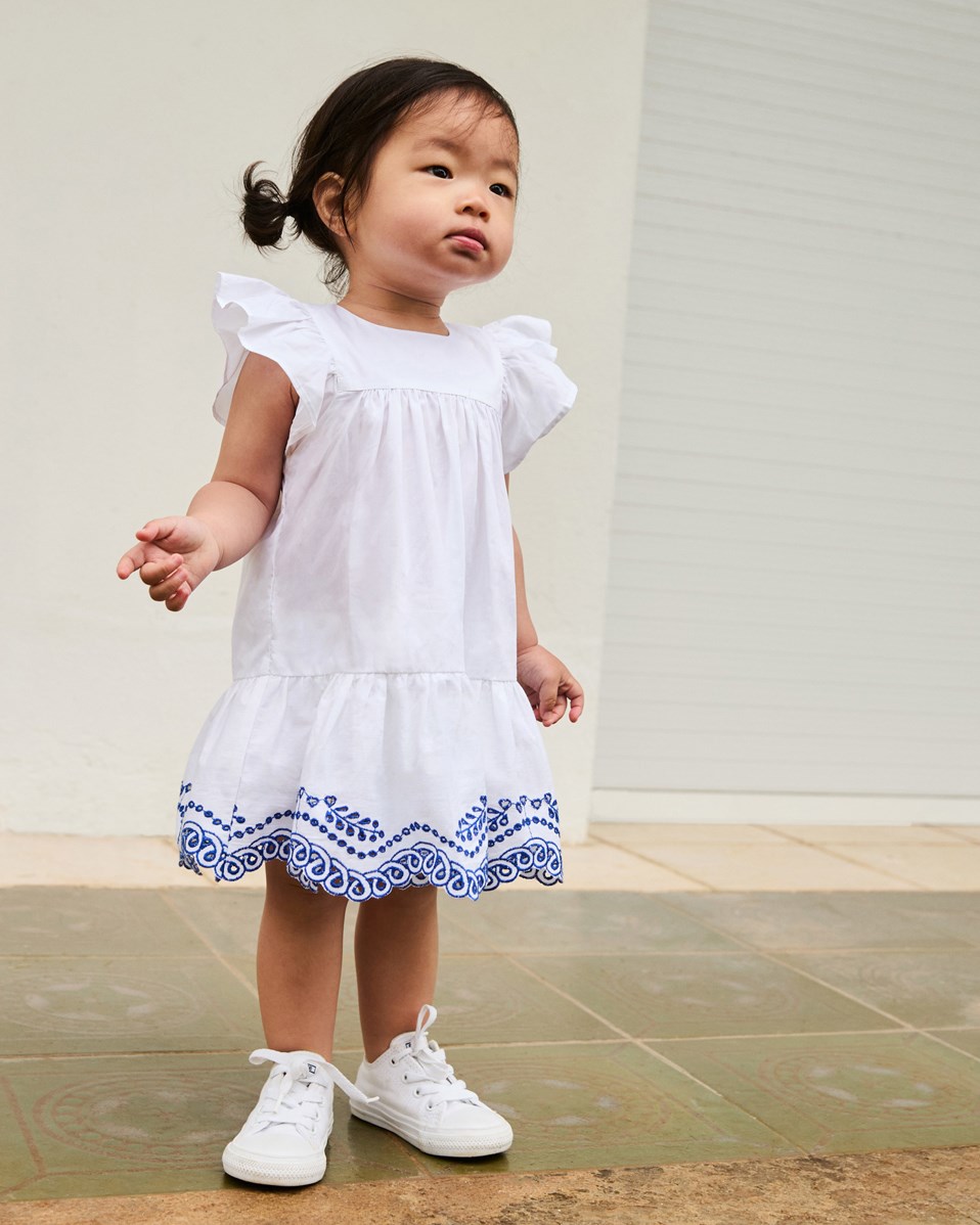 Cammas - Crisp White - Kjole til baby i økologisk bomuld med flæsedetaljer og broderie anglaise. Kjolen er hvid med blå detaljer.