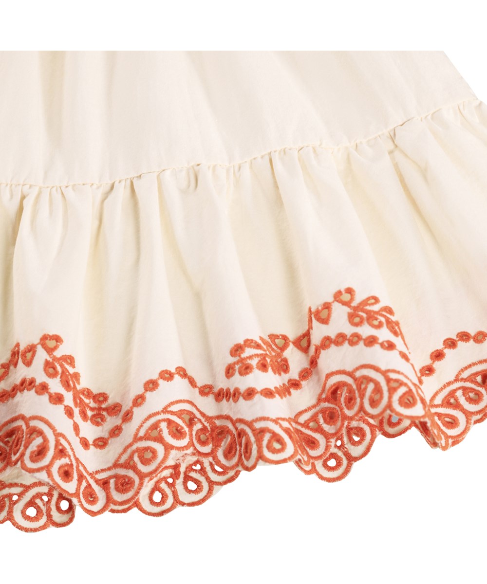 Cammas - Pearled Ivory - Hvid babykjole med broderidetaljer og flæser i økologisk bomuld