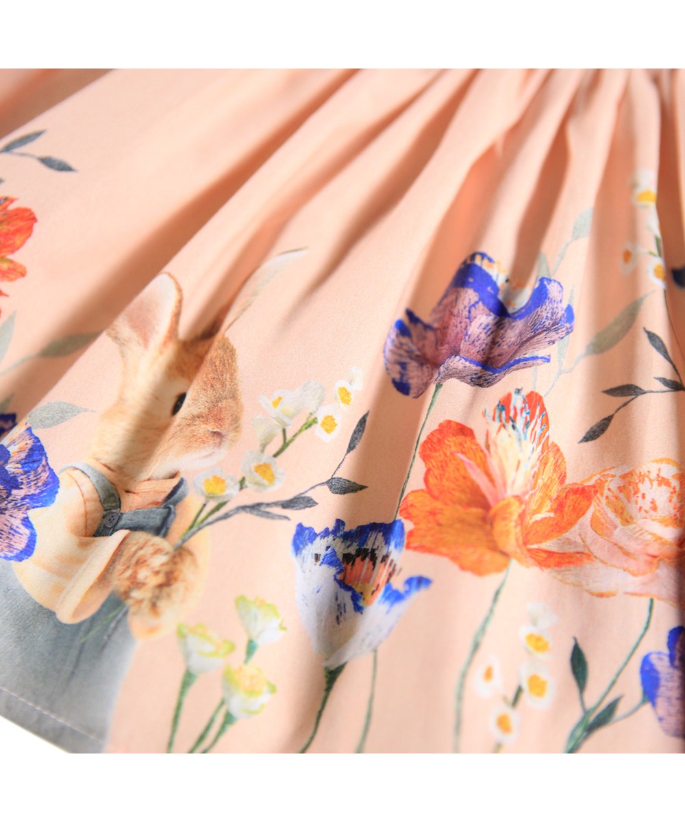 Candi - Rosey Bunny - Langærmet kjole til baby i økologisk bomuld. Kjolen er ferskenfarvet med print af dyr iklædt tøj og blomster. 