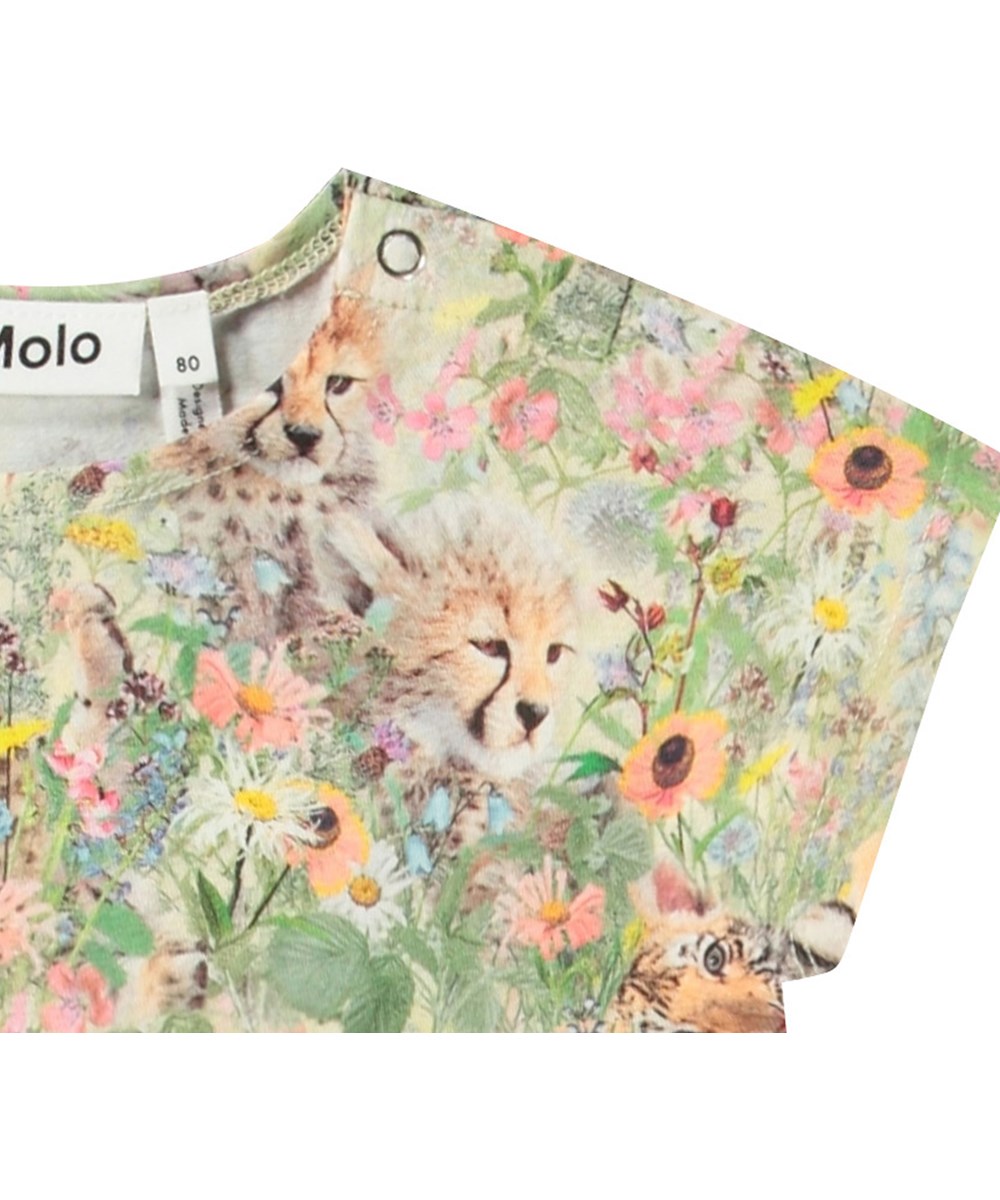 Channi - Meadow Cubs - Kjole med god volumen i økologisk bomuld til baby. Kjolen har et allover print dyreunger i blomsterbed.