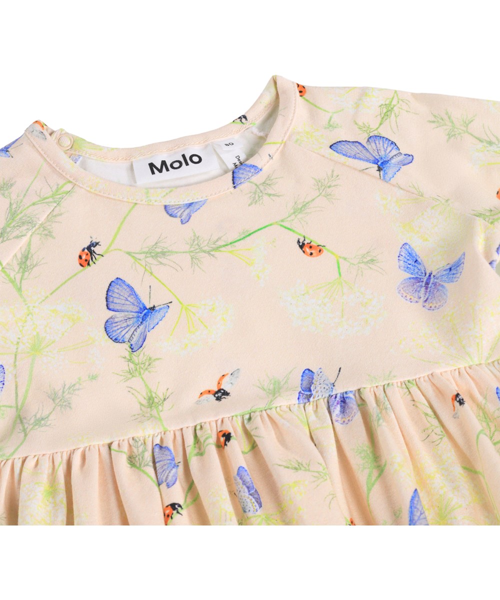 Charmaine - Butterflys Cloud - Lyserød, langærmet kjole til baby med sommerfugleprint