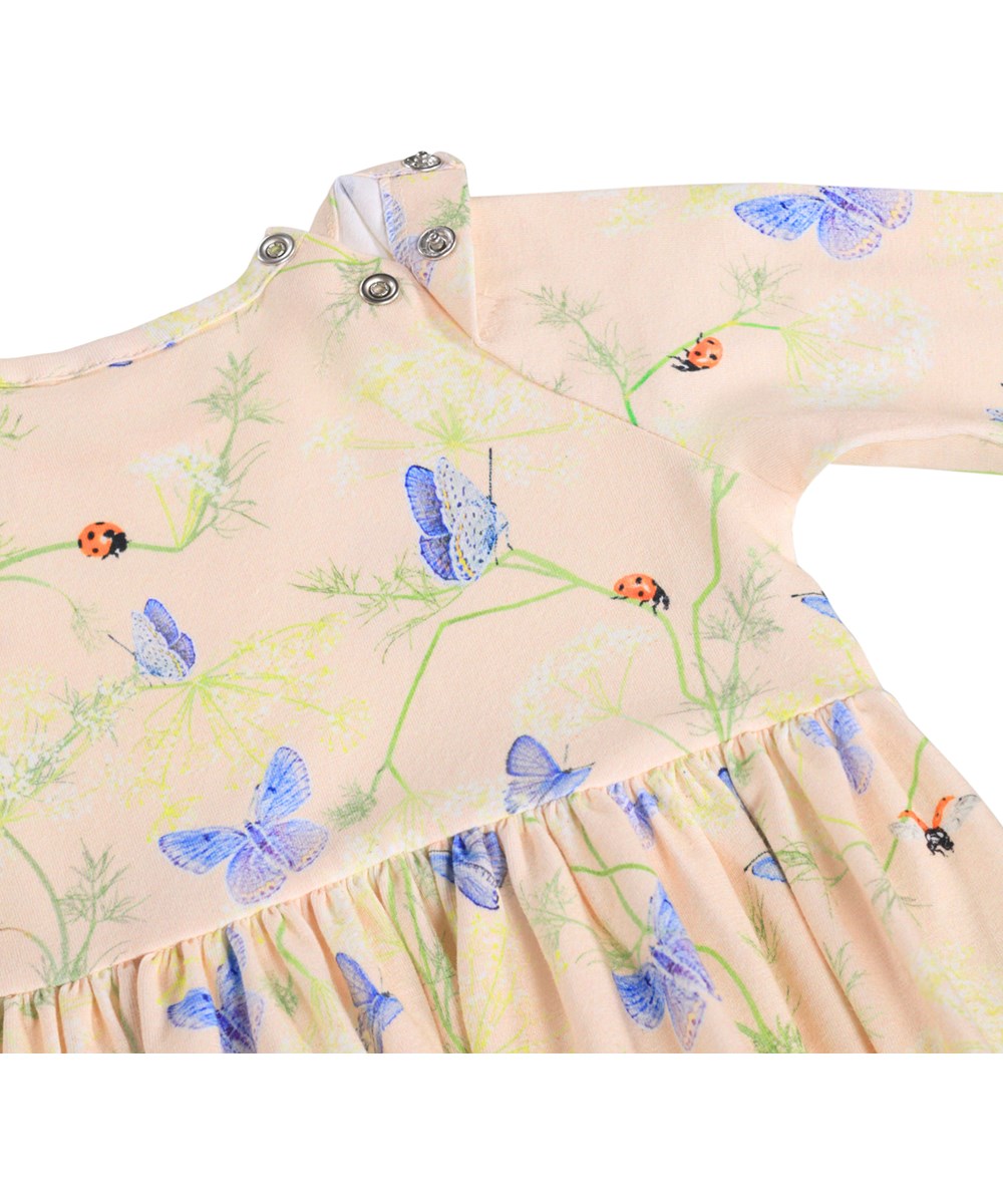 Charmaine - Butterflys Cloud - Lyserød, langærmet kjole til baby med sommerfugleprint