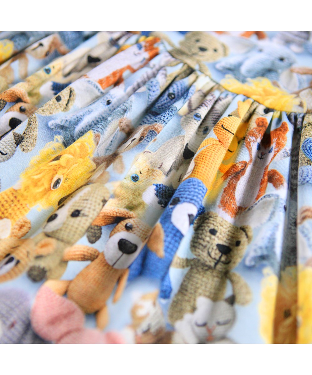 Charmaine - Crochet Cuties - Langærmet kjole til baby i økologisk bomuld. Kjolen er lyseblå med print af søde hæklede bamser. 