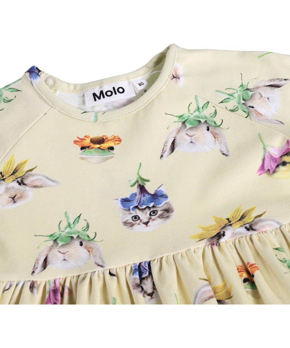 Charmaine - Floral Fun Baby - Gul, langærmet kjole til baby med dyreprint