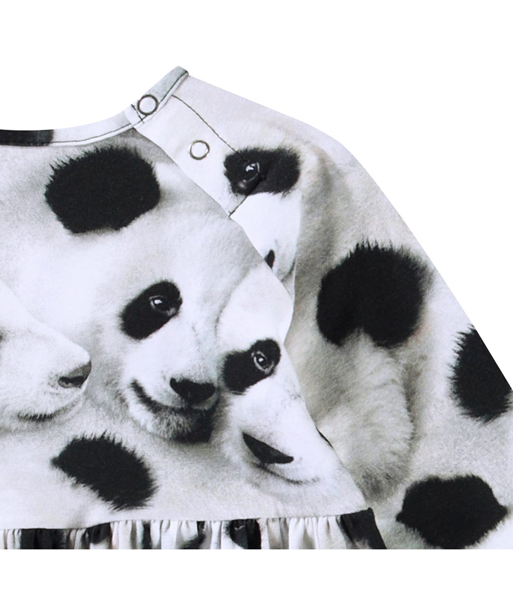 Charmaine - Giant Panda - Langærmet kjole til baby i økologisk bomuld. Kjolen har print af pandaansigter.