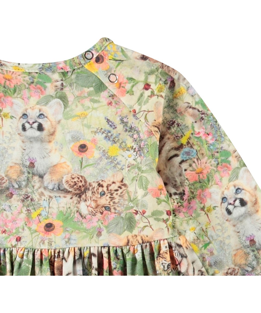Charmaine - Meadow Cubs - Langærmet kjole til baby i økologisk bomuld. Kjolen har print af dyreunger i et blomsterbed.