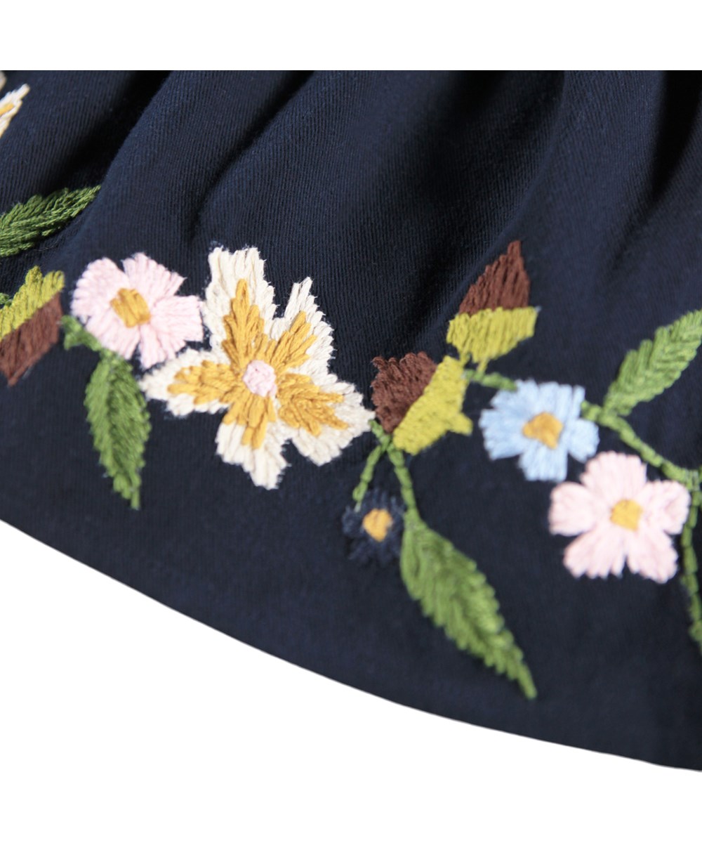 Colleena - Galaxy Blue - Fin mørkeblå smækkjole til baby i bomuld med broderi af blomster og nødder. 