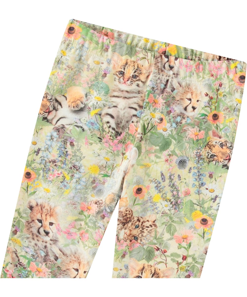 Stefanie - Meadow Cubs - Leggings i økologisk bomuld til de baby med print af dyreunger i et blomsterbed. 