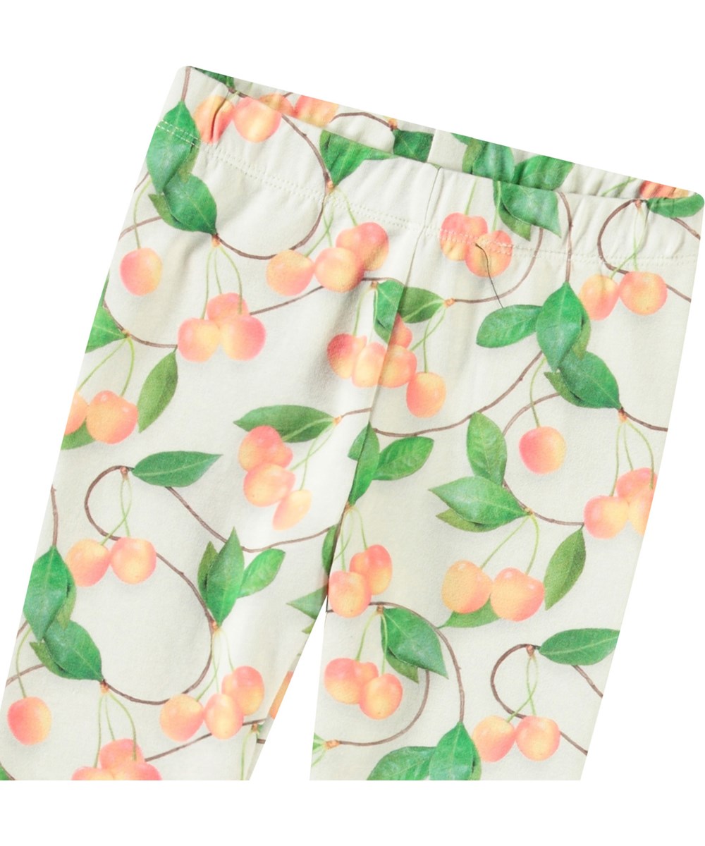 Stefanie - Sweet Cherries - Leggings i økologisk bomuld til baby. Disse leggings er lys beige med print af kirsebær.