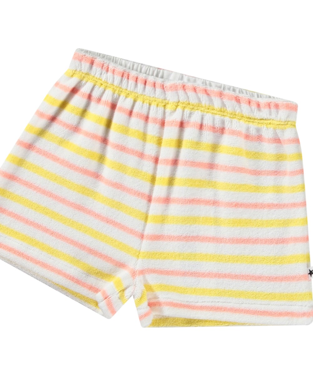 Signe - Sun Melon Stripe - Shorts i blødt bomuldsfrotté til baby. De er stribede i hvid, gul og lyserød.