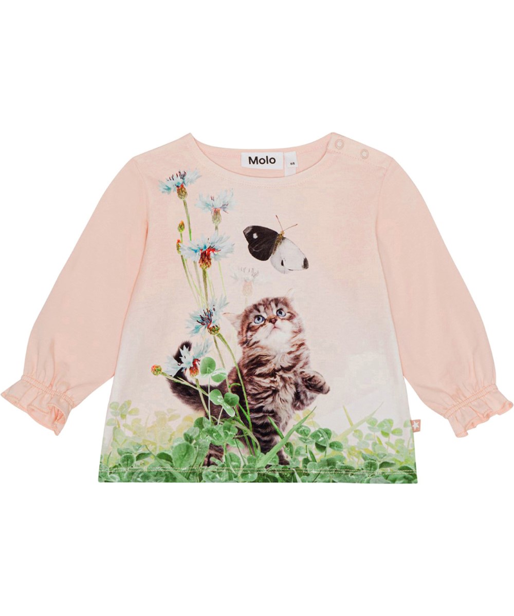 Elina - Kitten Clover - Lyserød langærmet bluse i blødt økologisk bomuldsjersey med et print af en sommerfugl med en legende kat i en grøn kløvermark.