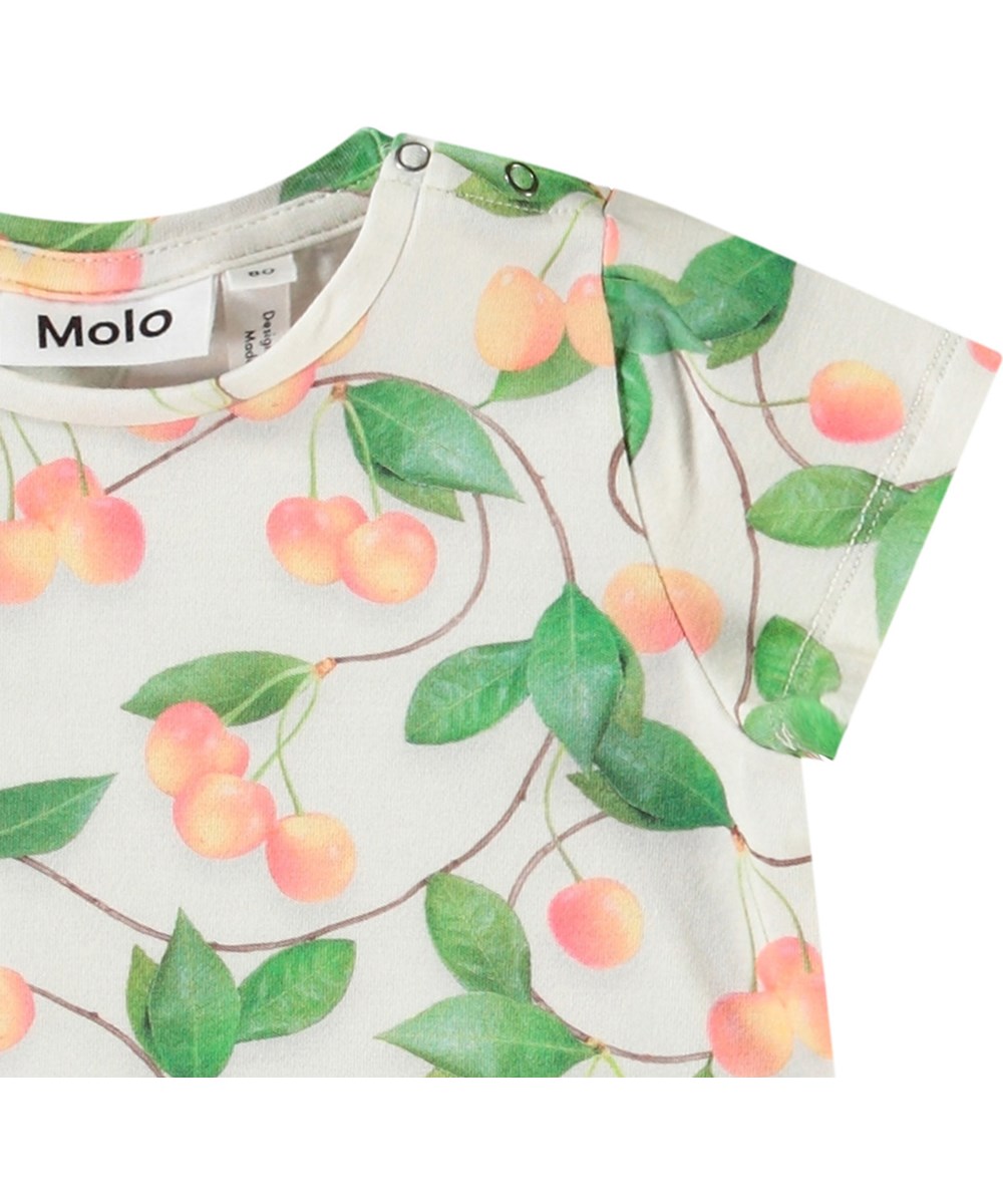 Elly - Sweet Cherries - T-shirt i blød økologisk bomuld til baby. T-shirten er lysegrå med printprint af kirsebær.