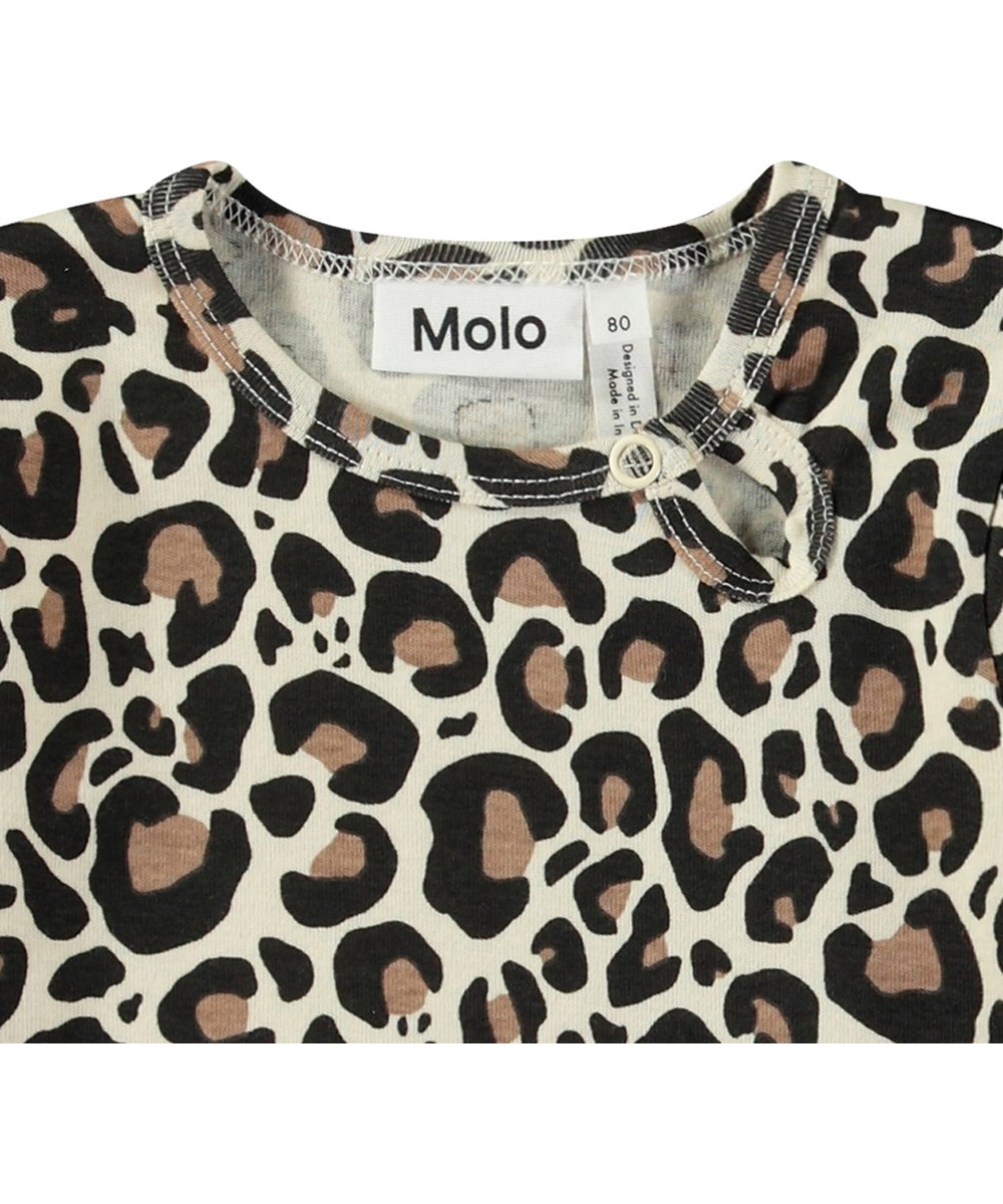 Elvira - Jaguar Sand - T-shirt i økologisk bomuld til baby. T-shirten har et allover jaguarprint. 