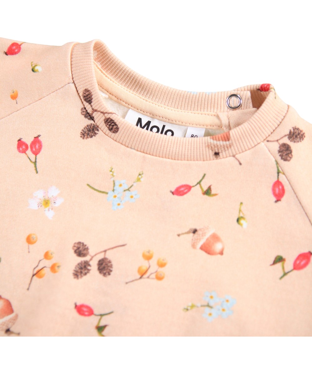 Disc - Foraging Rose - Økologisk rosa babysweatshirt med print af nødder, blomster og bær. 