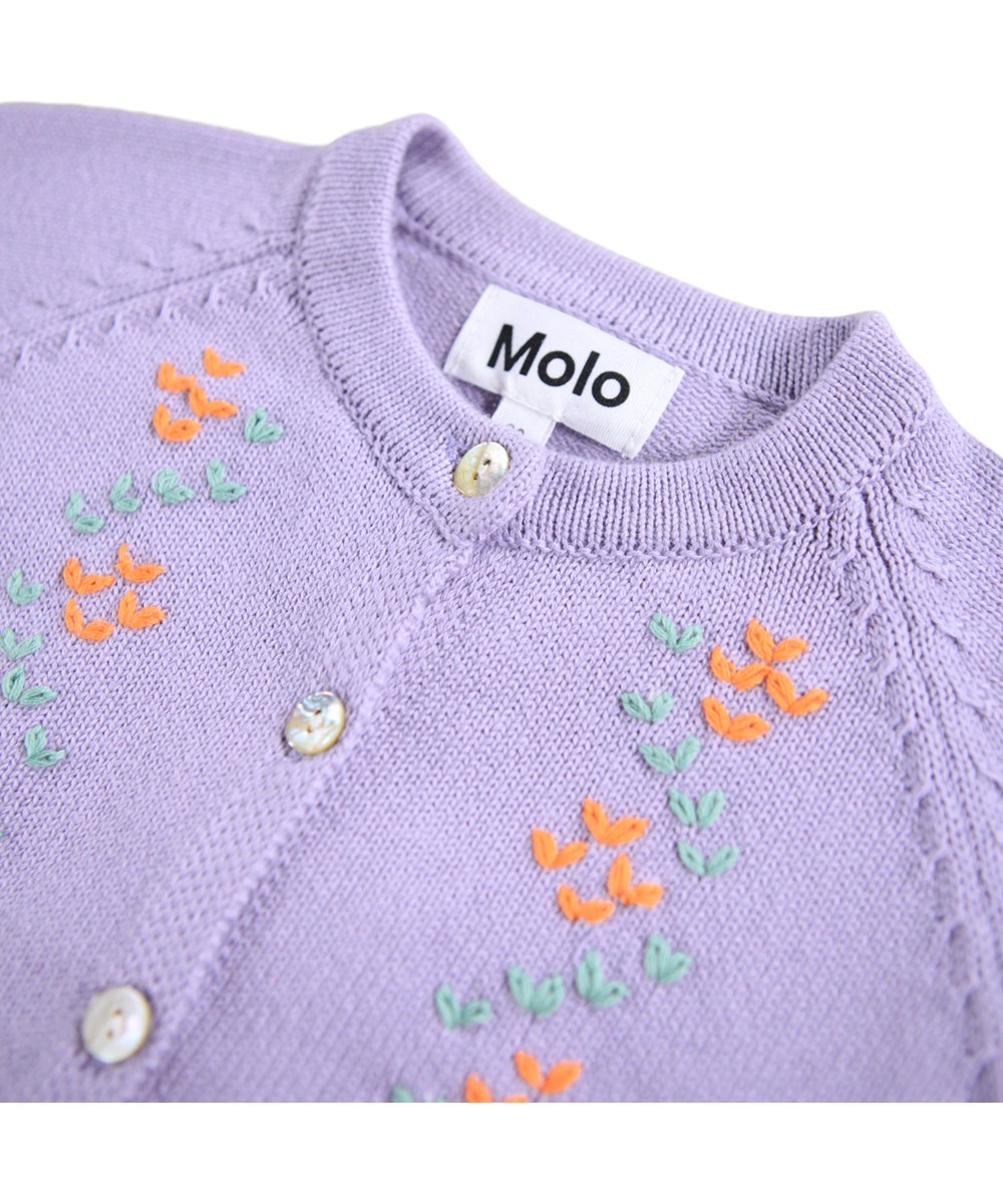 Gilli - Faded Purple - Lilla strikket babycardigan med mønster.