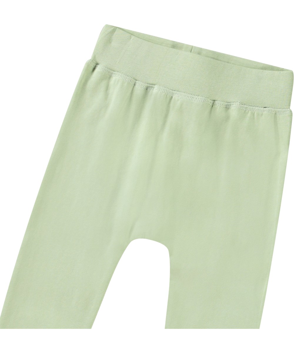 Sammy - Misty Green - Ljusgröna babybyxor i ekologisk bomull