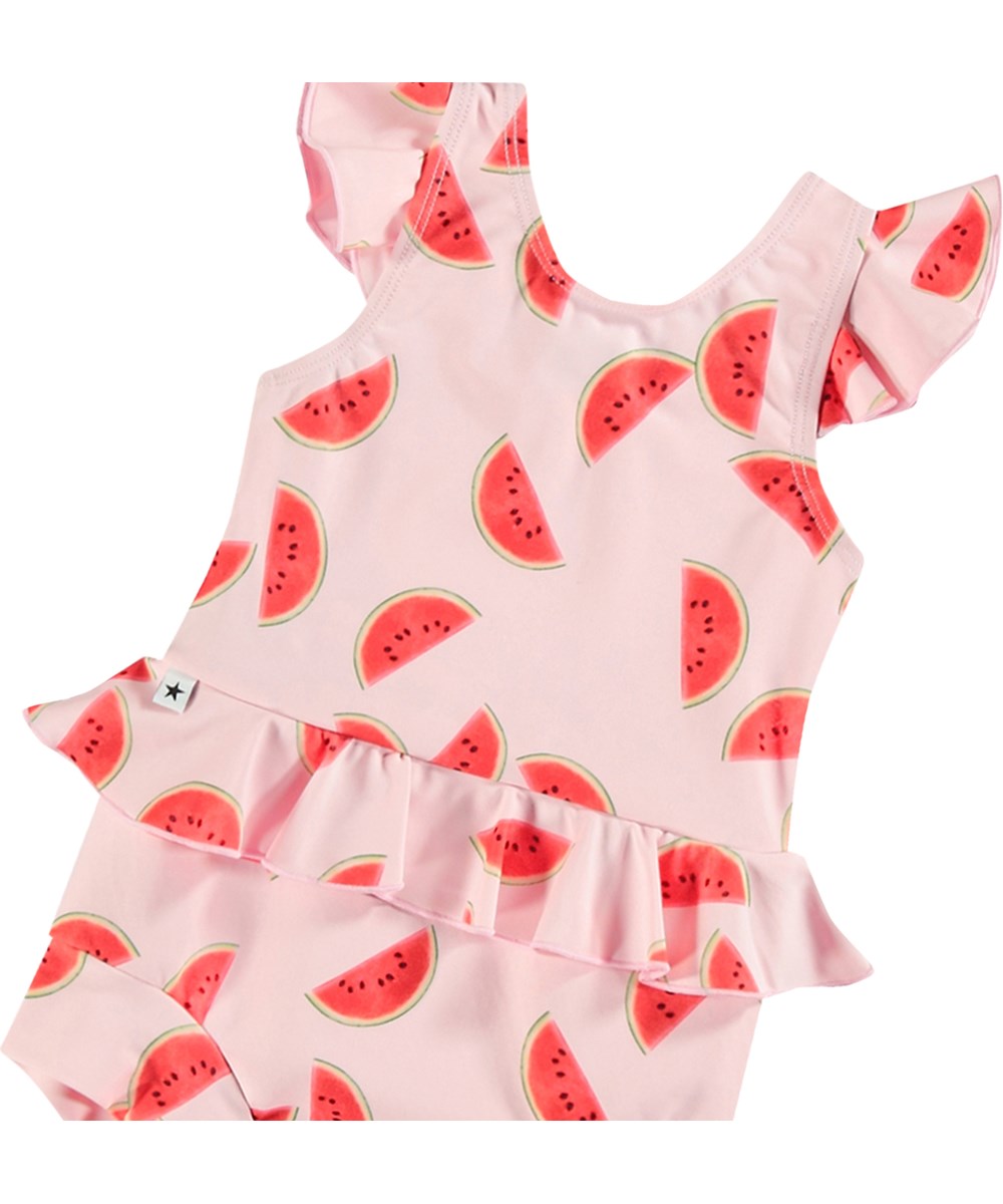 Nandini - Melon Pink - Wasserdichter Baby-Badeanzug aus recyceltem Polyester mit UV-Schutz 50+.