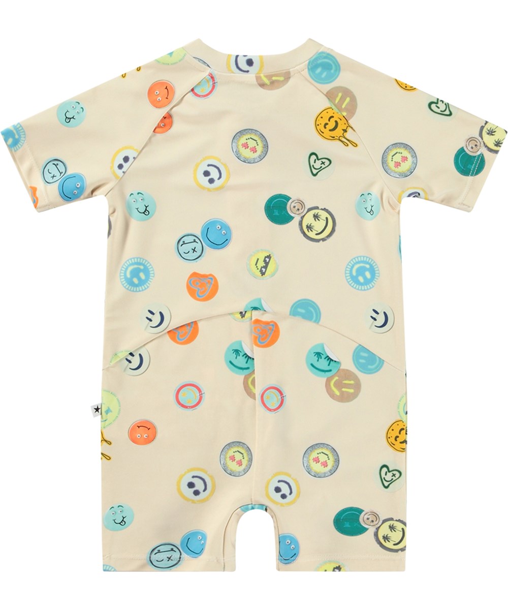 Neka - Sand Smile - Beiger Badeanzug für Kinder mit kurzen Ärmeln und Beinen aus recyceltem Polyester und UV-Schutz 50+.