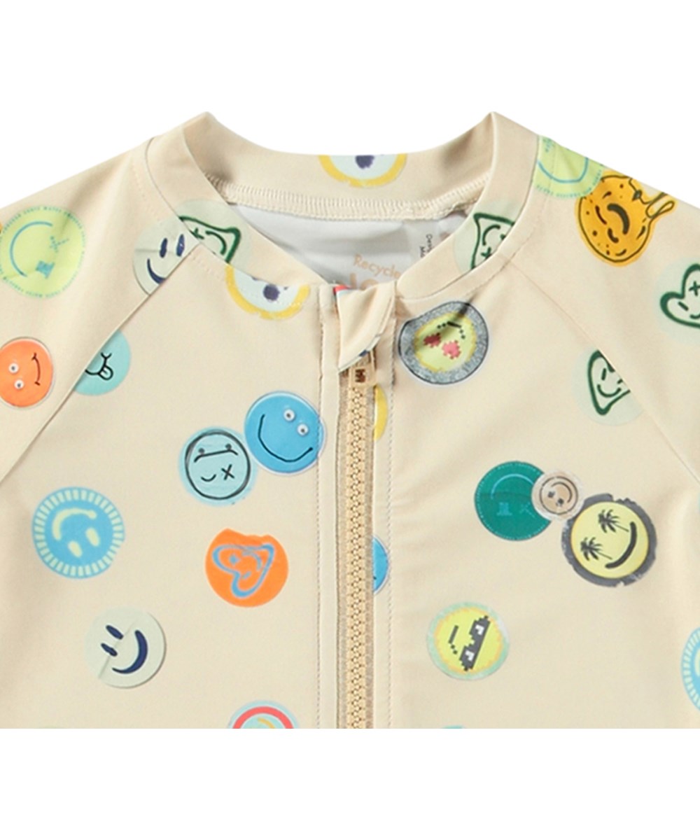 Neka - Sand Smile - Beiger Badeanzug für Kinder mit kurzen Ärmeln und Beinen aus recyceltem Polyester und UV-Schutz 50+.