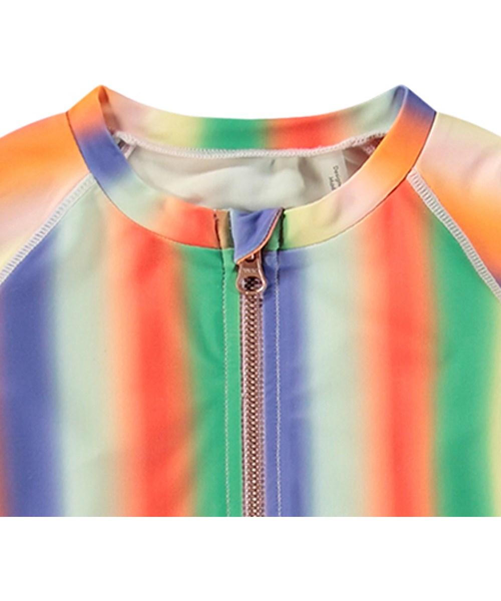 Nellie - Rainbow Light - Regenbogenfarbener Langarm-Rashguard für Kinder aus recyceltem Polyester mit UV-Schutz 50+.