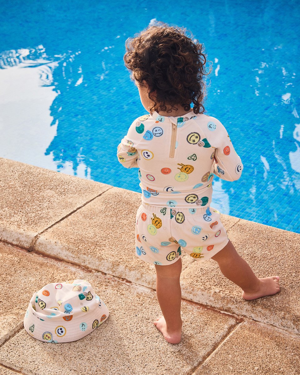 Nemo - Sand Smile - Beiger Baby-Rashguard aus recyceltem Polyester mit UV-Schutz 50+.