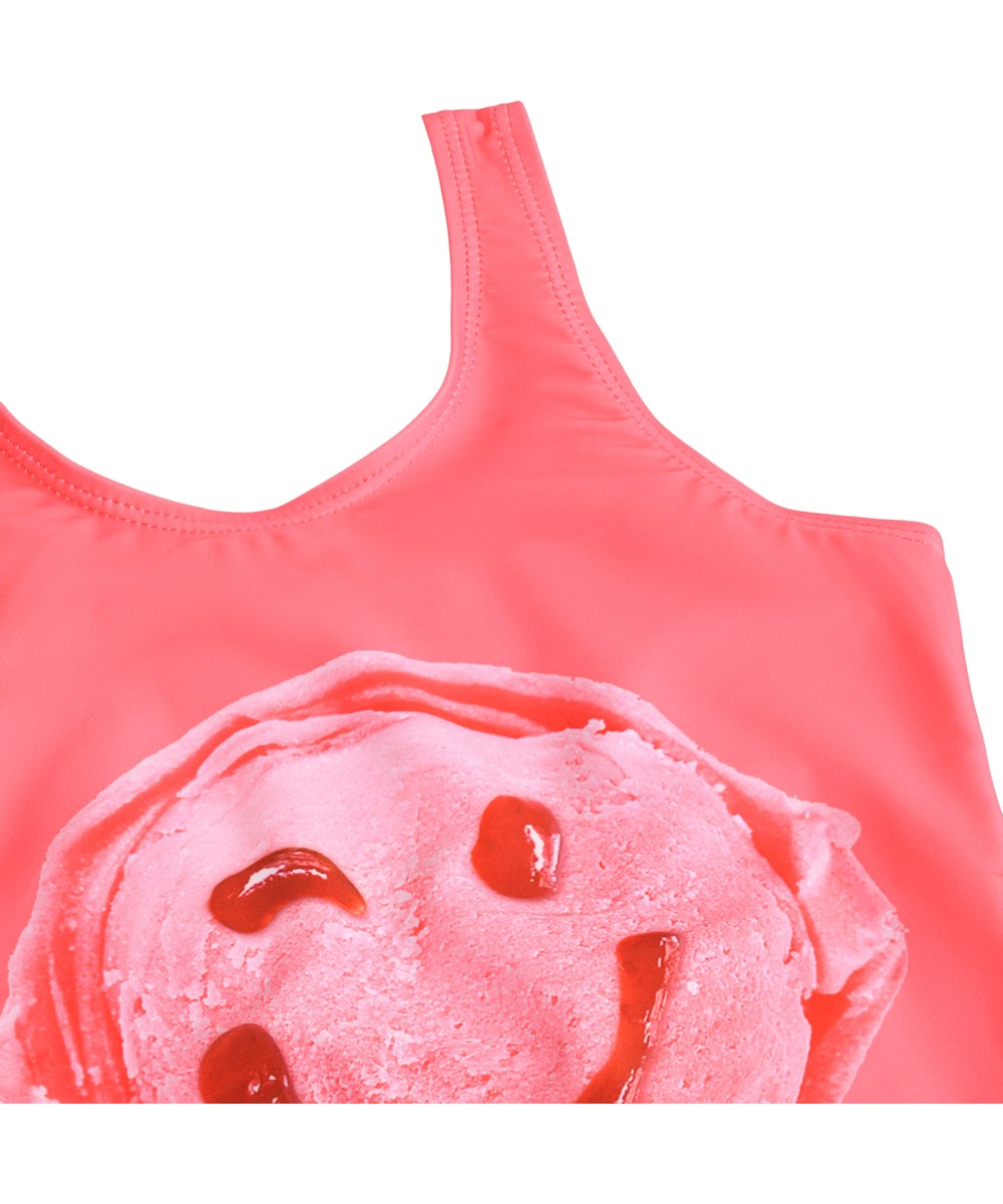 Nika - Scoop Raspberry - Rosa Badeanzug mit Eisprint für Kinder aus recyceltem Polyester mit UV-Schutz 50+.