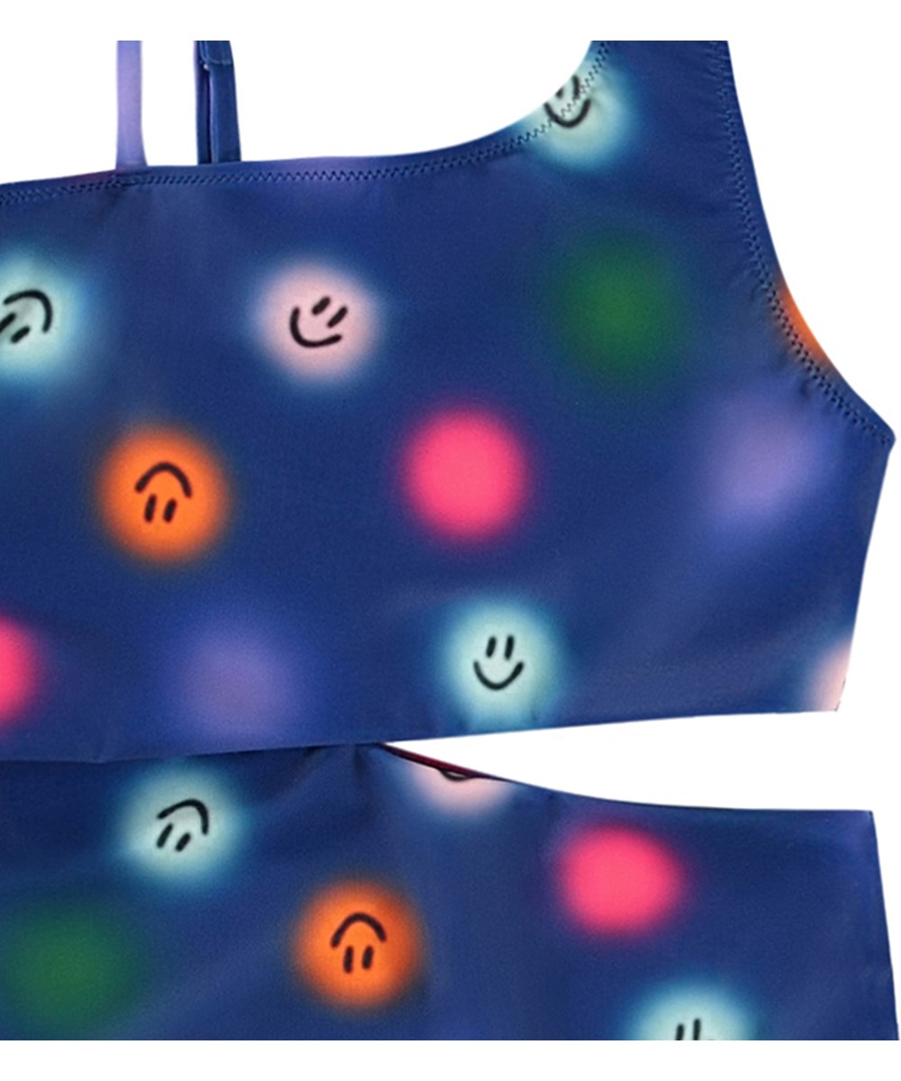 Naan - Smile Bright - Blå badedragt til aktive børn i genanvendt polyester med UV-beskyttelse 50+.