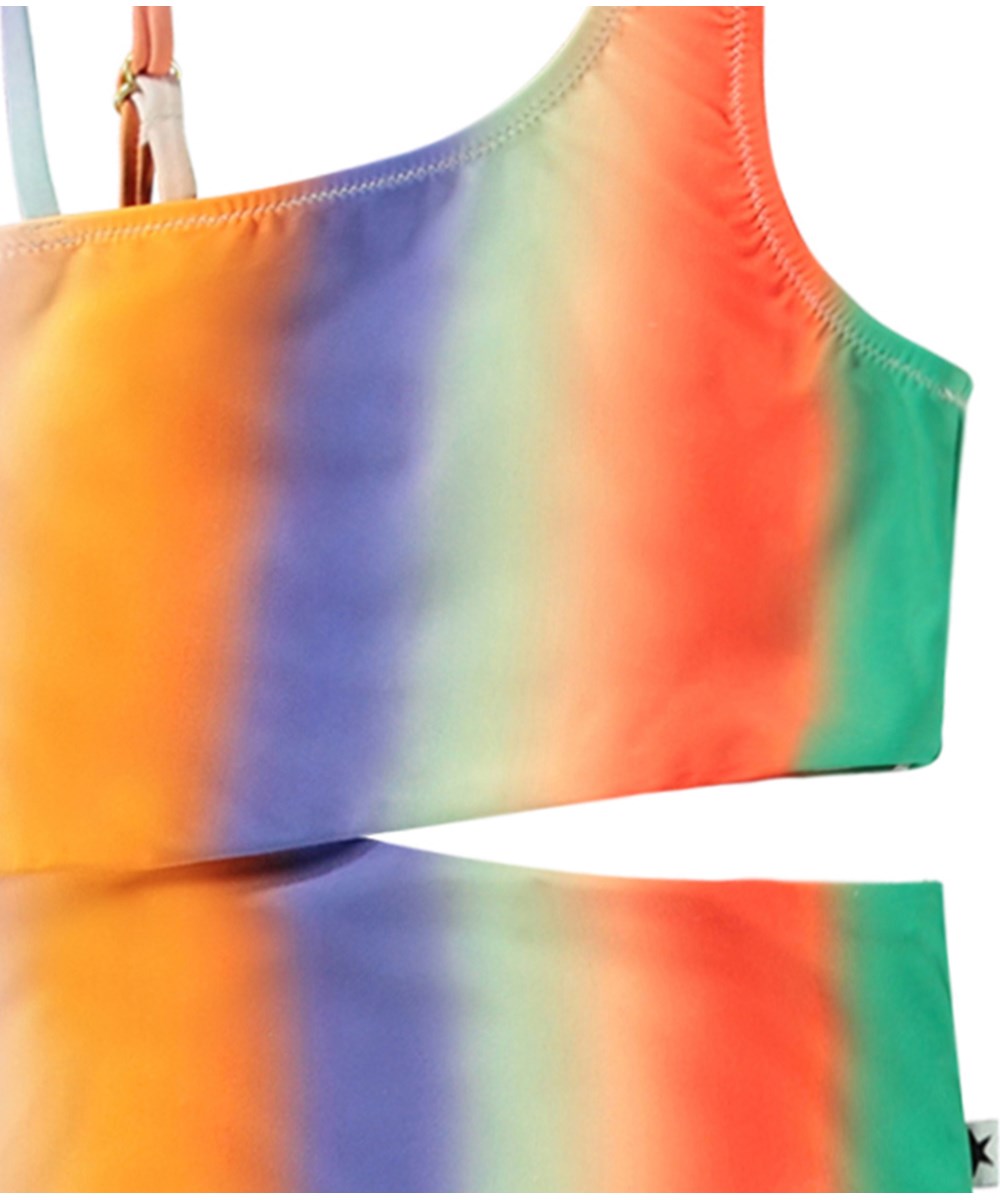 Naan - Summer Rainbow - Regnbuefarvet badedragt til aktive børn i genanvendt polyester med UV-beskyttelse 50+.