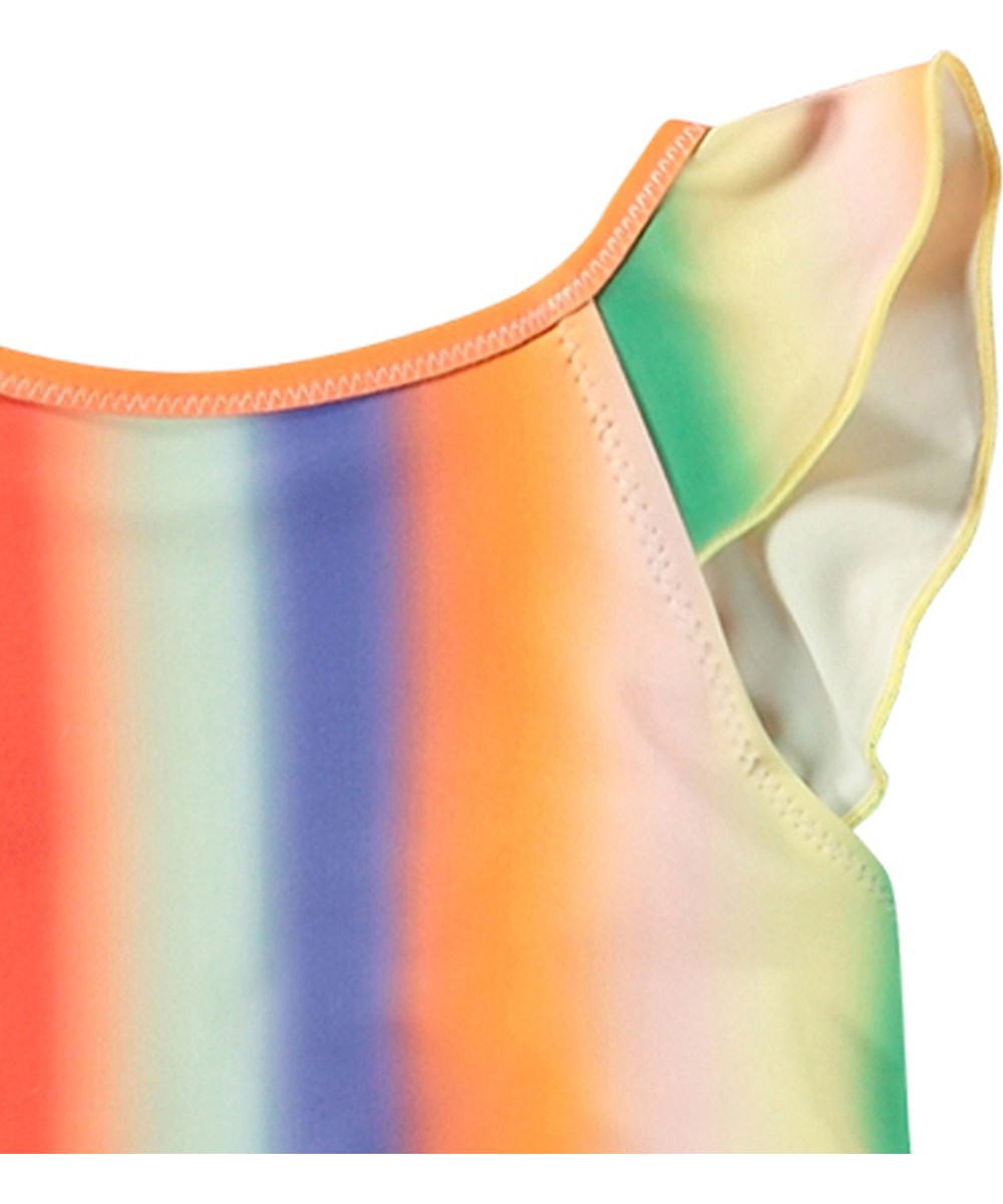 Nalani - Rainbow Light - Regnbuefarvet baby badedragt i genanvendt polyester med UV-beskyttelse 50+.
