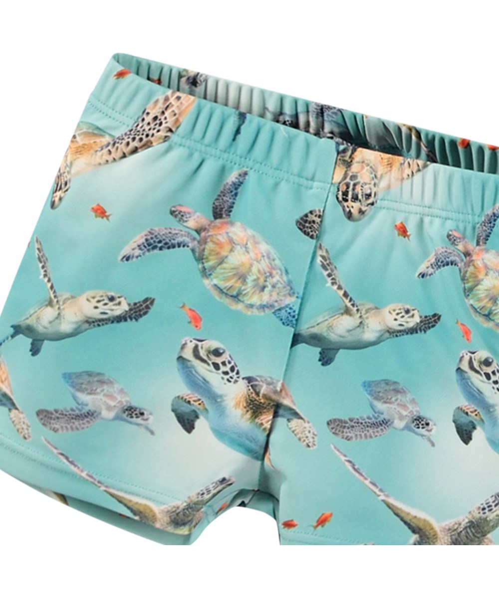 Nansen - Baby Turtles - Lyseblå baby badebukser i genanvendt polyester med UV-beskyttelse 50+.