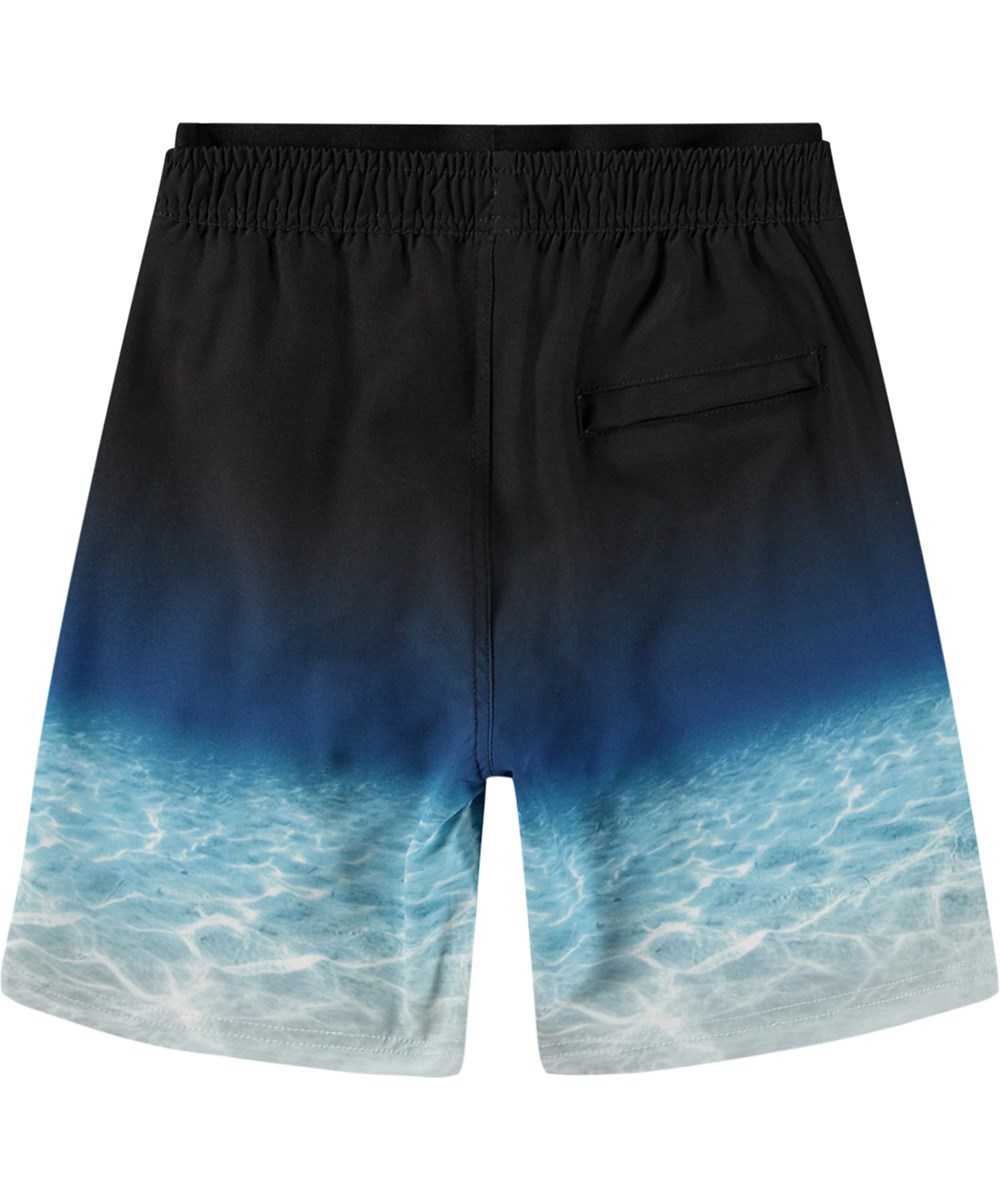 Neal - Faded Ocean - Knælange sorte badeshorts til aktive børn i genanvendt polyester med UV-beskyttelse 50+.