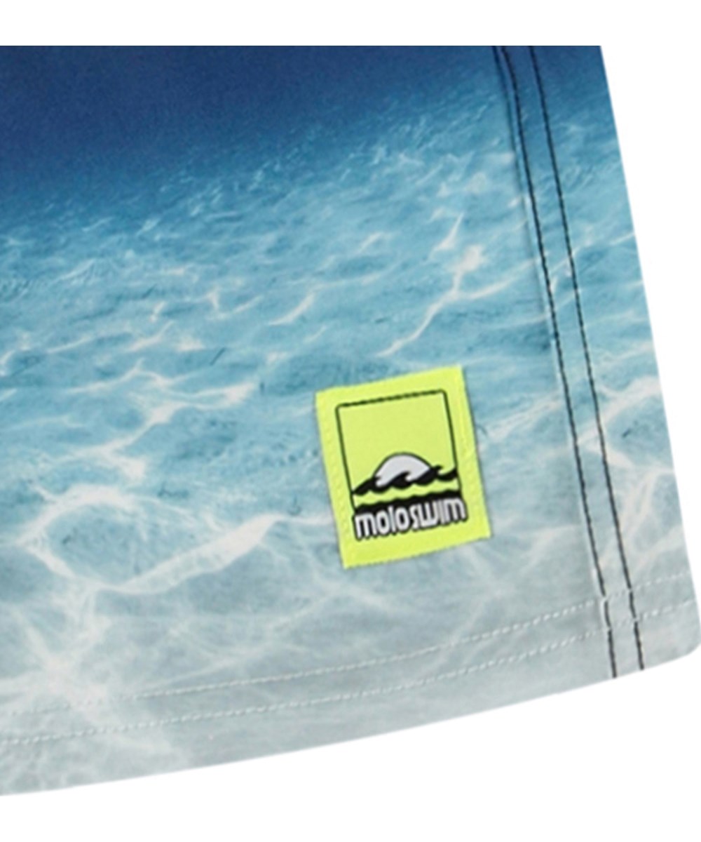 Neal - Faded Ocean - Knælange sorte badeshorts til aktive børn i genanvendt polyester med UV-beskyttelse 50+.