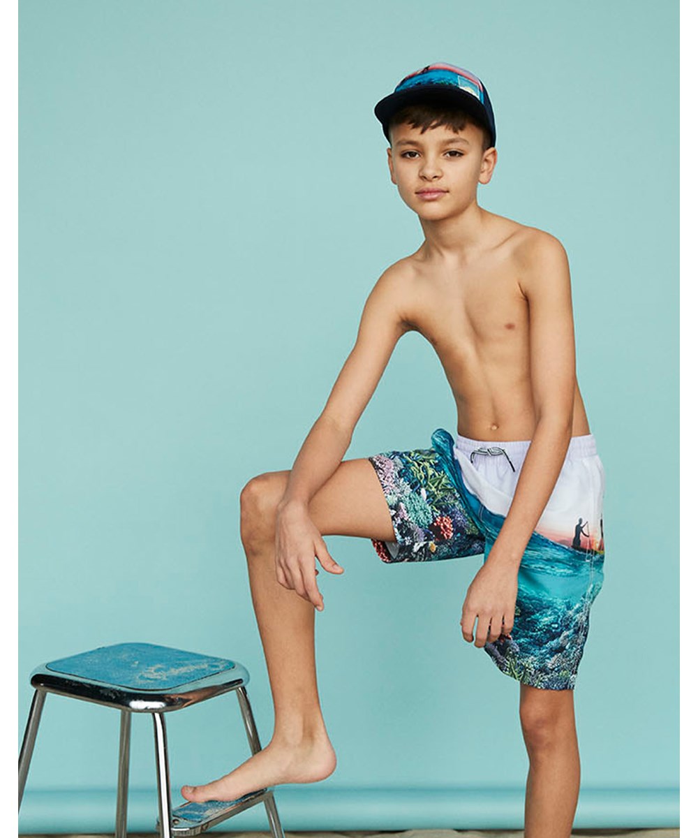 Neal - Ocean Explore - Lilla badeshort med paddleboard opg koraler