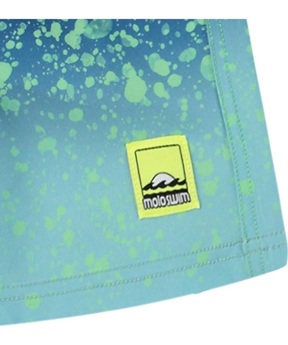 Neal - Splash - Knælange blå og grønne badeshorts til aktive børn i genanvendt polyester med UV-beskyttelse 50+.