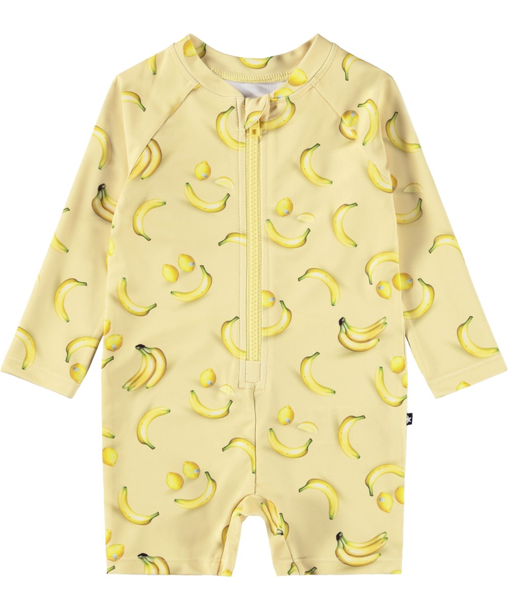 Neka LS - Lemon Banana - Gul badedragt med frugtprint til baby og børn med lange ærmer og korte ben i genanvendt polyester og UV-beskyttelse 50+.