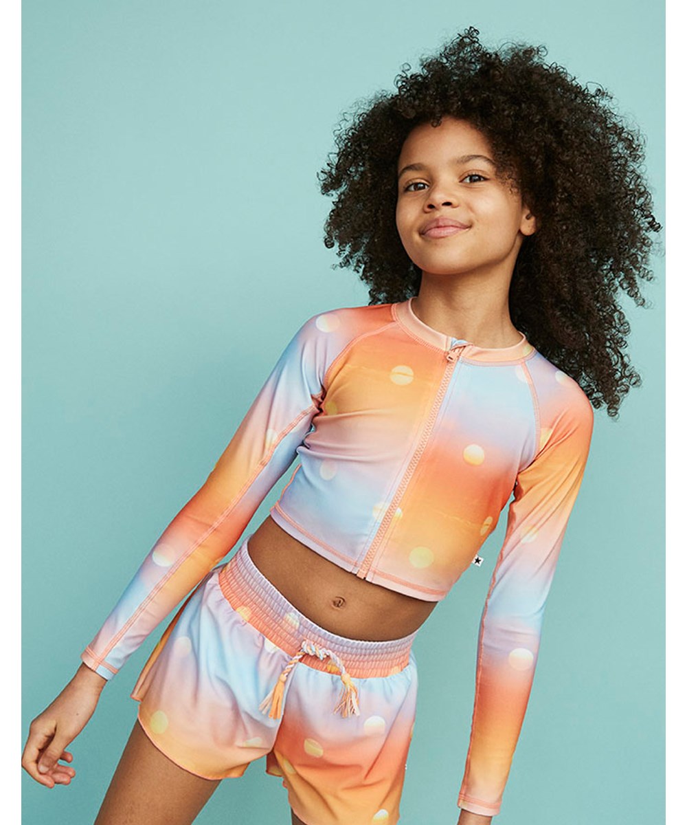 Nellie - Sun - UV sporty svømmebluse i orange og blå med små sole