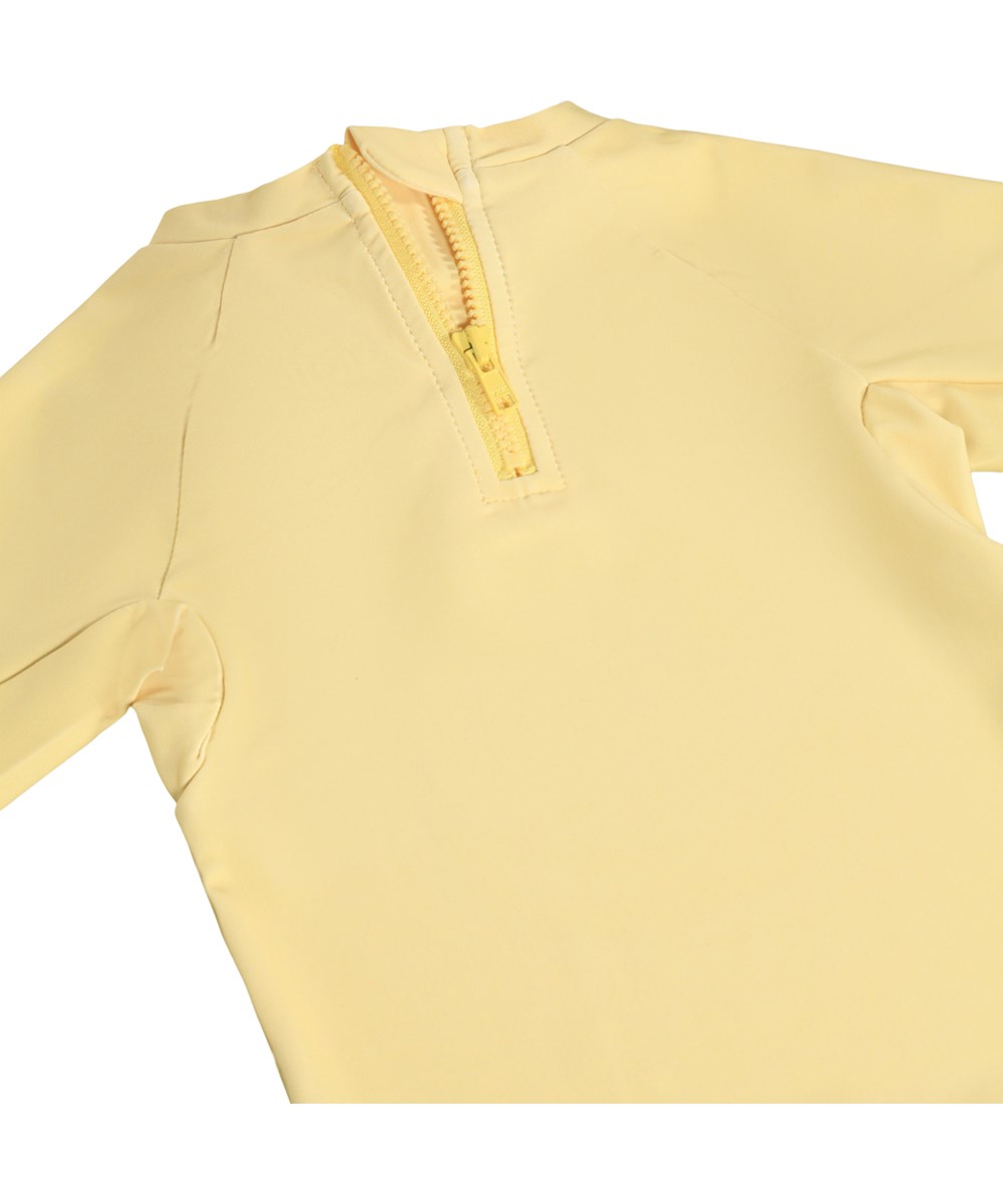 Nemo - Happy Fruits - Gul baby badebluse med frugtprint i genanvendt polyester med UV-beskyttelse 50+.