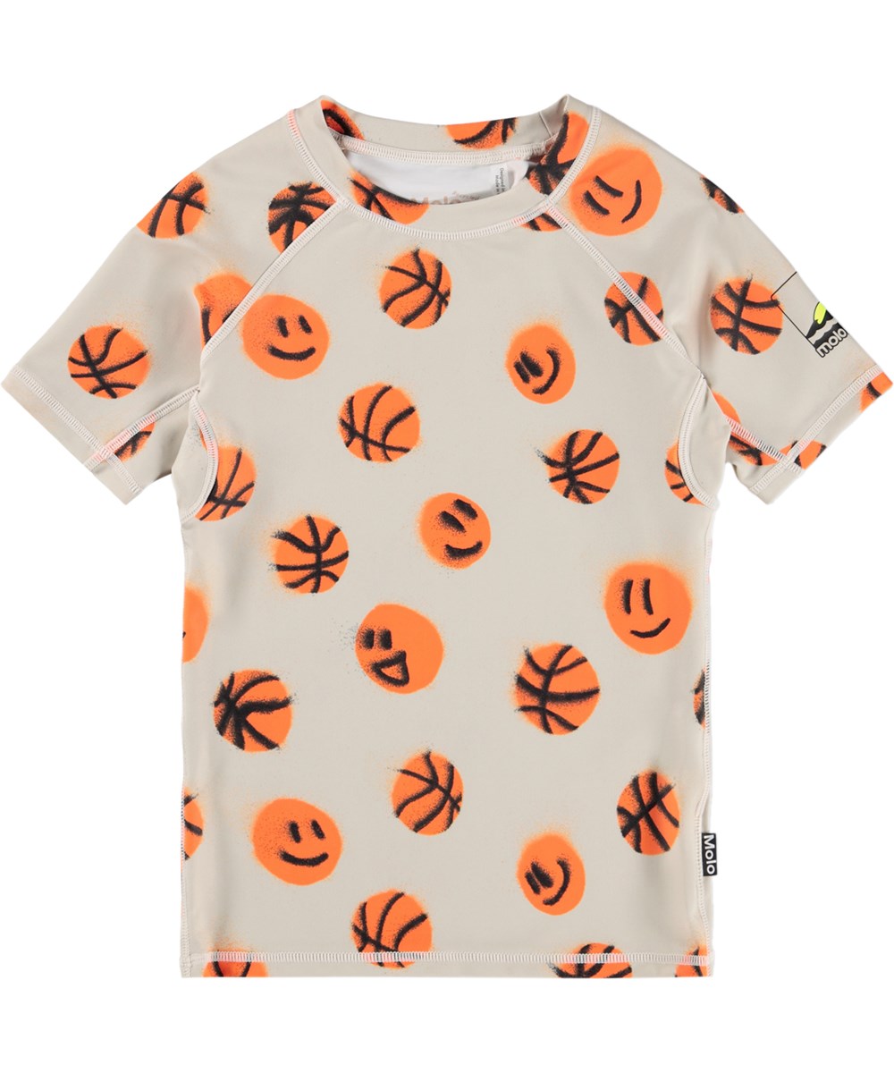 Neptune - Fun Play - Beige badet-shirt til børn med basketprint i genanvendt polyester med UV-beskyttelse 50+.