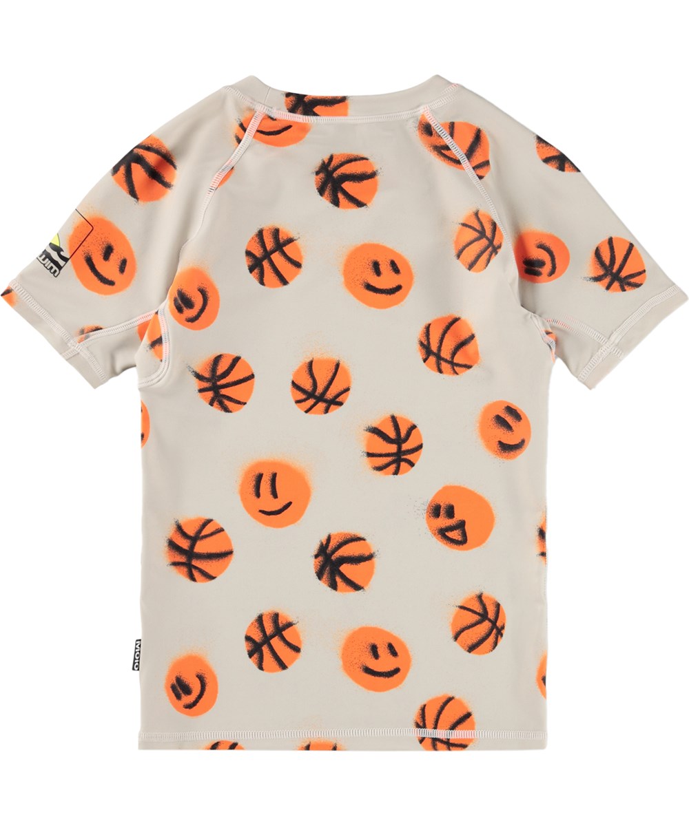 Neptune - Fun Play - Beige badet-shirt til børn med basketprint i genanvendt polyester med UV-beskyttelse 50+.