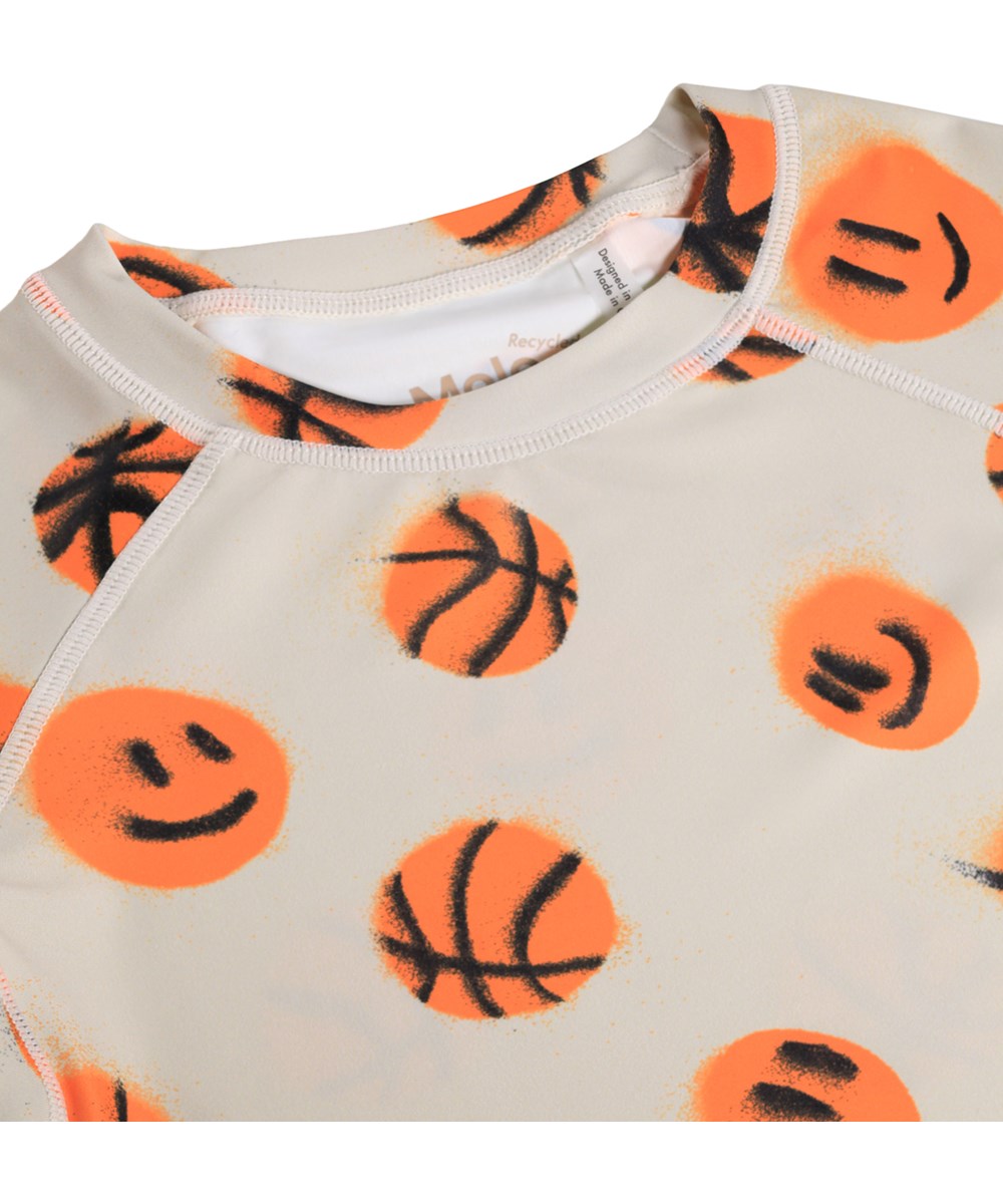Neptune - Fun Play - Beige badet-shirt til børn med basketprint i genanvendt polyester med UV-beskyttelse 50+.