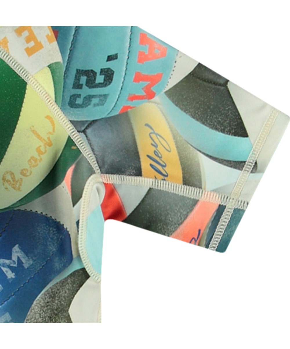 Neptune - Beach Volleyball - Bade t-shirt til aktive børn fremstillet i genanvendt polyester med UV-beskyttelse 50+.