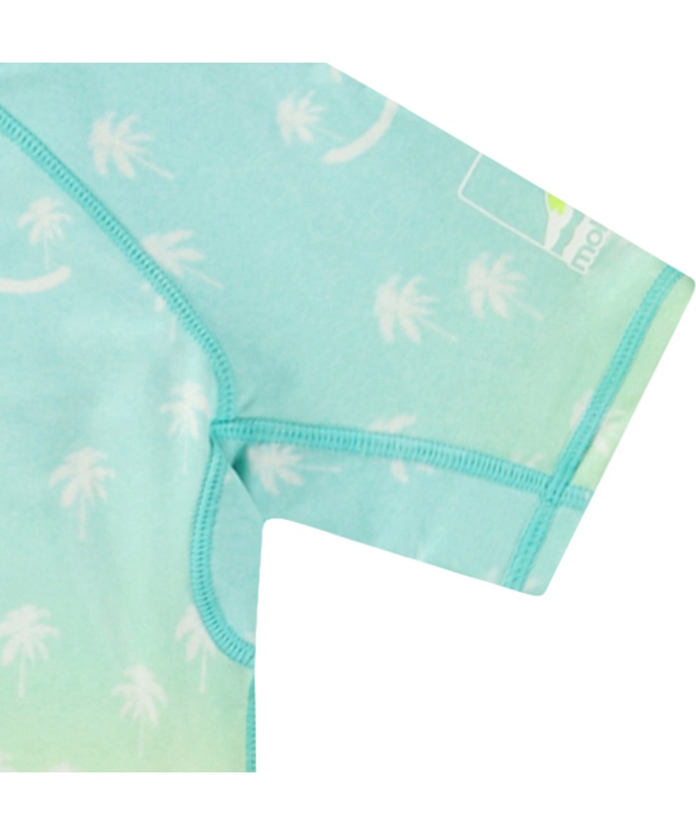 Neptune - Palmtree Smile - Regnbuefarvet bade t-shirt til aktive børn fremstillet i genanvendt polyester med UV-beskyttelse 50+.
