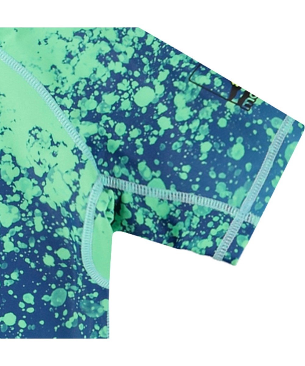 Neptune - Splash - Blå bade t-shirt til aktive børn fremstillet i genanvendt polyester med UV-beskyttelse 50+.