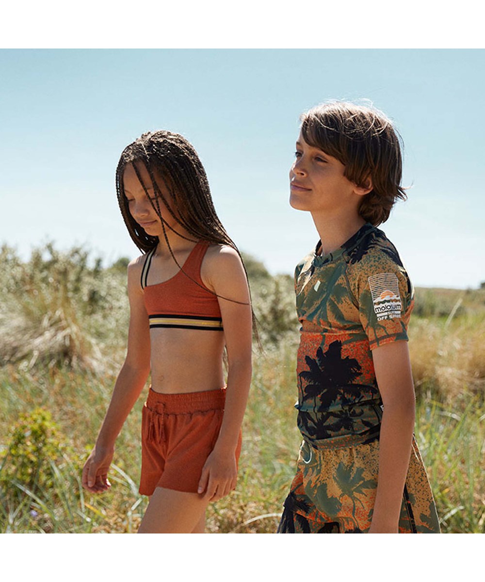 Nicola - Rusty - UV asymmetrisk bikini i rustrøde gulddetaljer