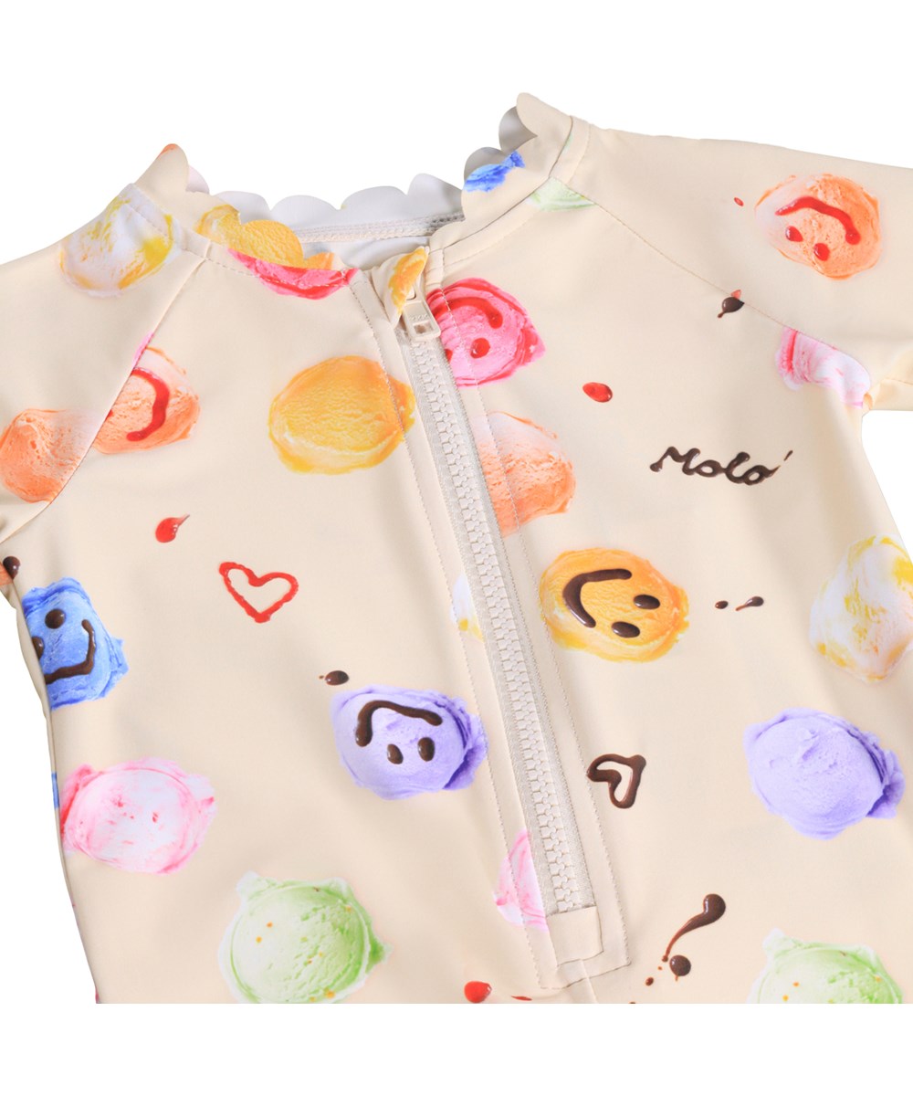 Nigella - Smile Scoops - Cremefarvet badedragt med isprint til baby og børn med lange ærmer og korte ben i genanvendt polyester og UV-beskyttelse 50+.
