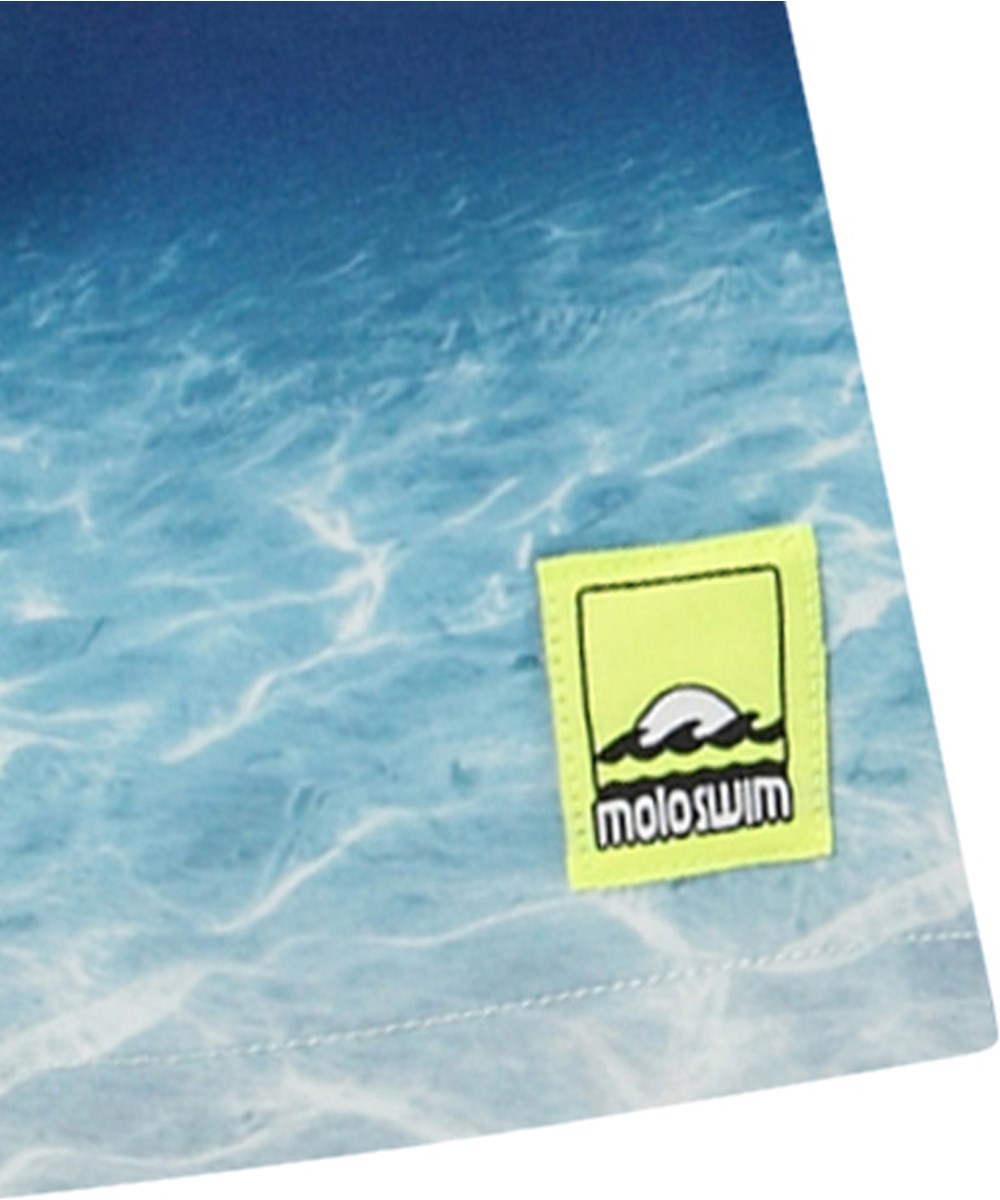 Niko - Faded Ocean - Sporty sorte og blå badeshorts til aktive børn i genanvendt polyester med UV-beskyttelse 50+.