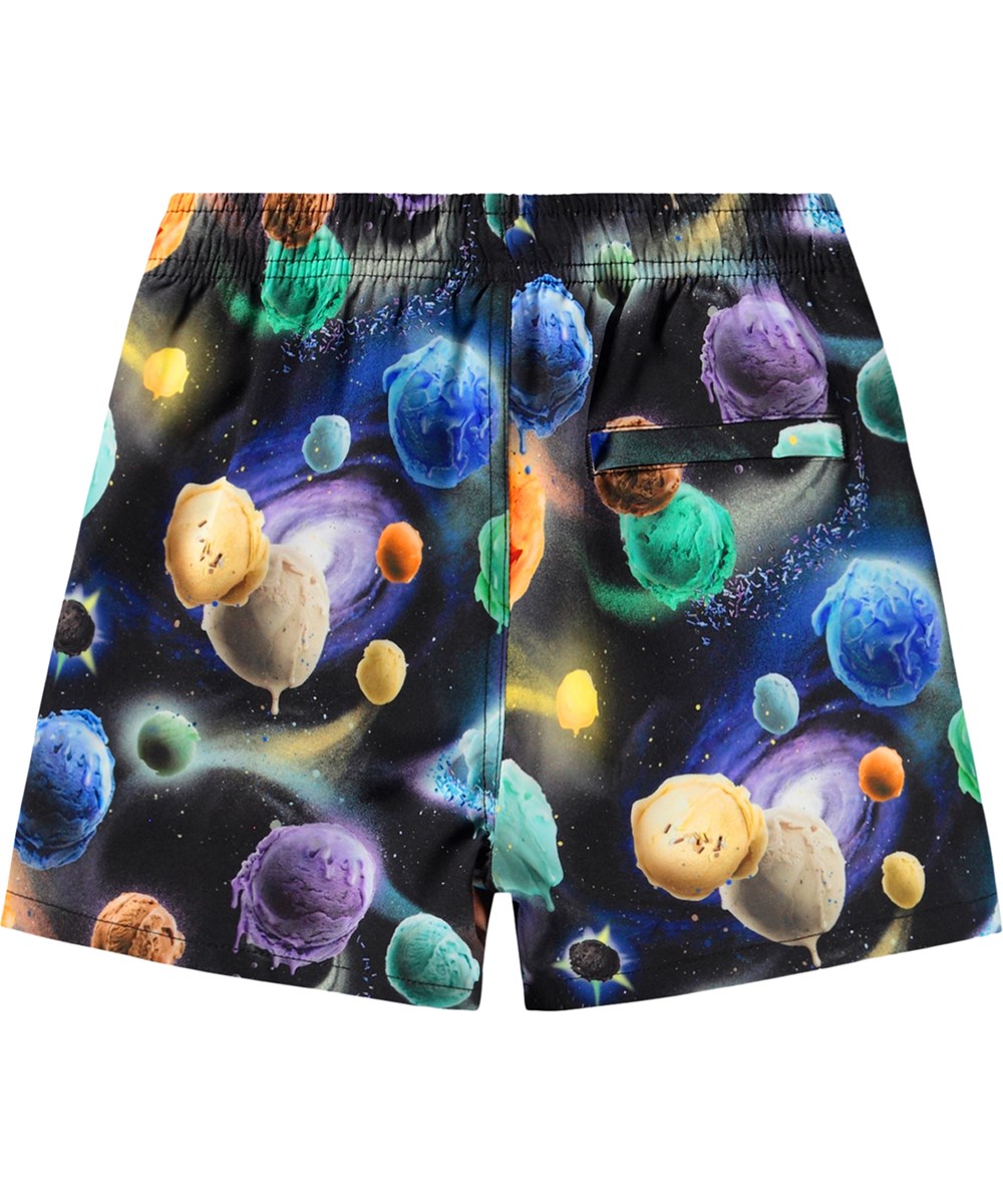 Niko - Galaxy Scoops - Sporty, multifarvede badeshorts med planetprint til aktive børn i genanvendt polyester med UV-beskyttelse 50+.