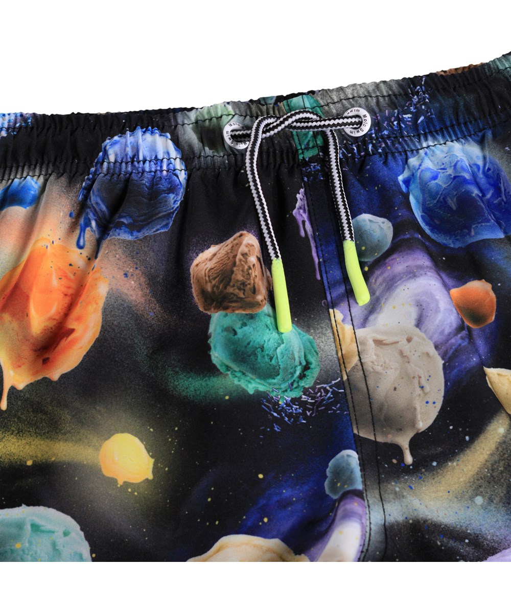 Niko - Galaxy Scoops - Sporty, multifarvede badeshorts med planetprint til aktive børn i genanvendt polyester med UV-beskyttelse 50+.